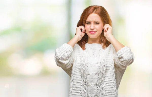 冬セーター騒々しい音楽のノイズの腹式指で耳を覆う孤立の背景の上の若い美しい女性 聴覚障害者の概念 — ストック写真
