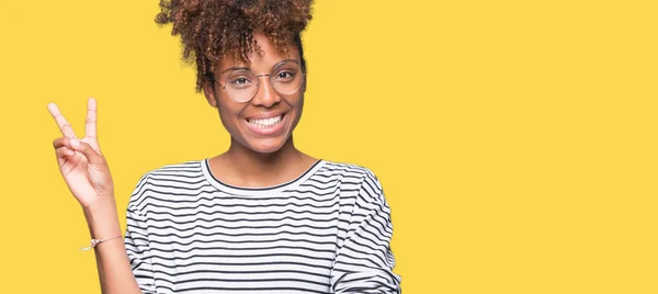 Красива Молода Афро Американських Жінка Окулярах Над Ізольованих Фон Посміхається — стокове фото