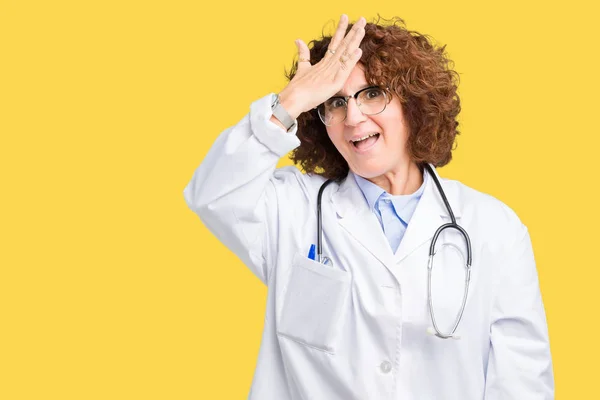 Mujer Médica Senior Mediana Edad Sobre Fondo Aislado Sorprendido Con — Foto de Stock