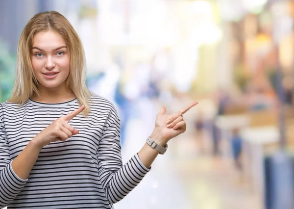 Jonge Kaukasische Vrouw Geïsoleerde Achtergrond Glimlachen Kijken Naar Camera Met — Stockfoto