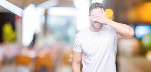 Jonge Man Dragen Casual Wit Shirt Geïsoleerde Achtergrond Glimlachen Lachen — Stockfoto