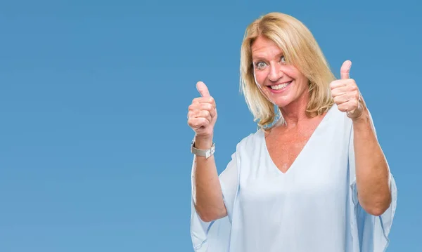 Blonde Geschäftsfrau Mittleren Alters Mit Isoliertem Hintergrund Die Eine Positive — Stockfoto