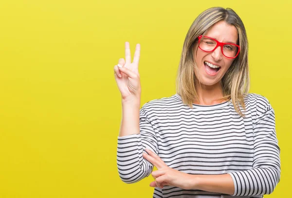 Jovem Mulher Bonita Vestindo Óculos Sobre Fundo Isolado Sorrindo Com — Fotografia de Stock