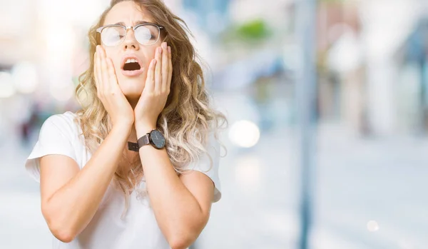 Linda Jovem Loira Usando Óculos Sobre Fundo Isolado Mãos Cansadas — Fotografia de Stock