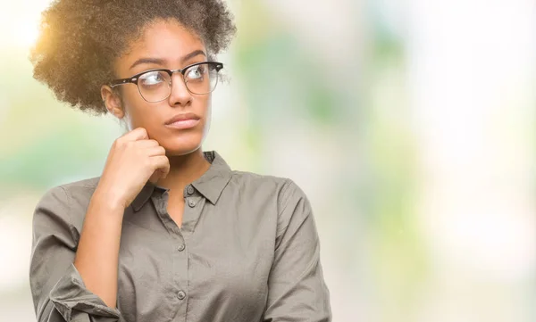 Noszenie Okularów Młodych Afro American Kobieta Białym Tle Ręką Podbródek — Zdjęcie stockowe