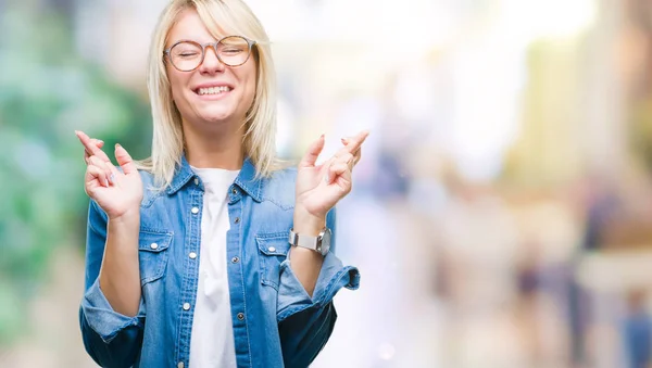 Jovem Mulher Loira Bonita Vestindo Óculos Sobre Fundo Isolado Sorrindo — Fotografia de Stock