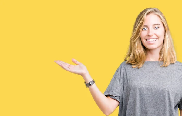 Vacker Ung Kvinna Som Bär Överdimensionerade Casual Shirt Över Isolerade — Stockfoto