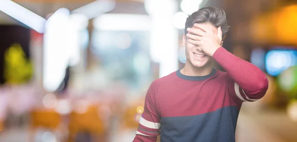 Jovem Homem Bonito Sobre Fundo Isolado Sorrindo Rindo Com Mão — Fotografia de Stock