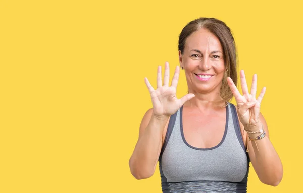 Mulher Meia Idade Bonita Vestindo Roupas Esportivas Sobre Fundo Isolado — Fotografia de Stock