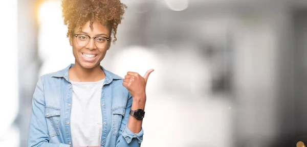 Belle Jeune Femme Afro Américaine Portant Des Lunettes Sur Fond — Photo