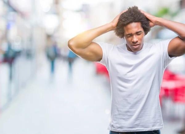 Homem Afro Americano Sobre Fundo Isolado Sofrendo Dor Cabeça Desesperada — Fotografia de Stock