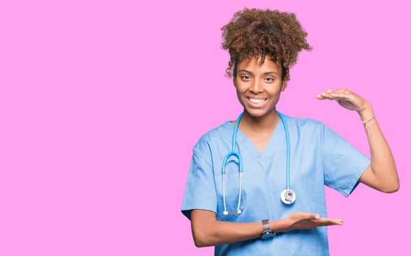Young African American Doctor Woman Isolated Background Gesturing Hands Showing — Stock Photo, Image