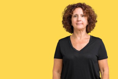 Güzel orta ager izole arka plan gevşek yüzünde ciddi bir ifade ile üst düzey kadın. Basit ve doğal kameraya bakıyor.