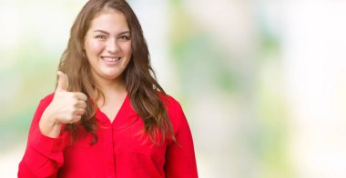 Güzel artı boyutu genç iş kadını mutlu yaşasın el ile jest yapıyor izole arka plan üzerinde. Başarı gösteren kameraya bakarak ifade onaylama.