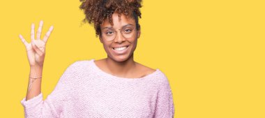 Güzel genç Afro-Amerikan kadın gözlük gösterilen ve parmakları ile işaret izole arka plan üzerinde dört kendinden emin ve mutlu gülümseyerek iken numara.