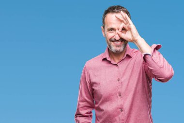 Orta yaş ağarmış komuta sizde gülümseyen, parmakları ile mutlu yüz üzerinden seyir göz el ile ok jest yapıyor izole arka plan üzerinde.