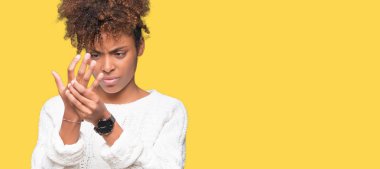 Elleri ve parmakları, artrit inflamasyon izole arka plan acı acı üzerinde kış kazak giyen güzel genç Afro-Amerikan kadın