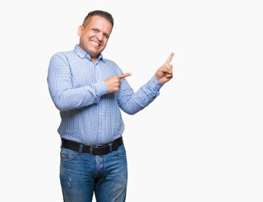 Orta yaş Arap iş adamı gülümseyen ve iki elleri ve parmakları ile tarafına işaret kamera bakarak izole arka plan üzerinde.