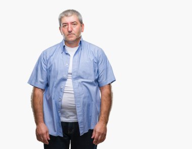 Yüzünde ciddi bir ifade ile izole arka plan üzerinde yakışıklı komuta sizde. Basit ve doğal kameraya bakıyor.