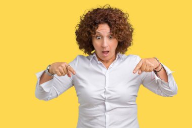 Güzel orta ager üst düzey businees kadın izole arka plan işaretleme aşağı reklam, sürpriz yüz ve açık ağız gösterilen parmakları ile