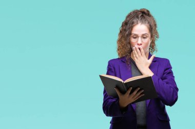 Hata, korku, sessizlik içinde gizli kavramı korkmuş ifade için utanç ile okul izole arka kapak ağız el ile üzerinden bir kitap okuma üniforma giyen genç esmer öğrenci kız şok