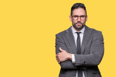 Genç yakışıklı iş adamı izole arka plan şüpheci ve sinir, onaylamayan ifade yüz çapraz kolları üzerinde. Negatif kişi.