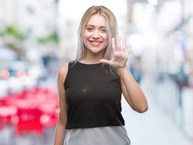 Genç Sarışın kadın gösterilen ve parmakları ile işaret izole arka plan yüzünden kendinden emin ve mutlu gülümseyerek süre beş numara.