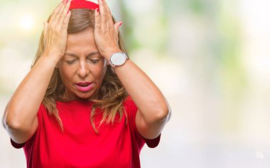 İspanyol kadın kıdemli orta yaş çünkü umutsuz ve stresli baş ağrısı acı izole arka plan üzerinde ağrı ve migren. Ellerini kafasına.