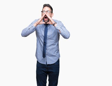 İzole arka plan yüksek sesle ile kızgın bağırarak üzerinde gözlük takan genç iş adamı ağzına eller