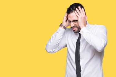 Çünkü çaresiz ve stresli baş ağrısı acı izole arka plan üzerinde gözlüklü genç yakışıklı iş adamı ağrı ve migren. Ellerini kafasına.