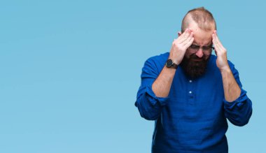 Çünkü üzerinde gözlük takan Genç beyaz hipster adam arka plan baş baş ağrısı için el ile izole stres. Migren muzdarip.