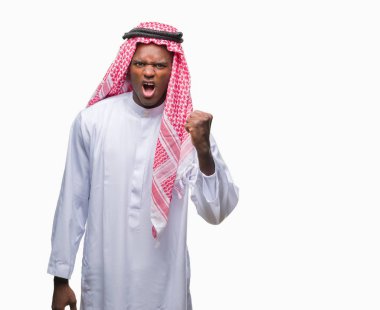Geleneksel keffiyeh izole arka plan öfkeli ve sinirli sinirli ve öfke ile bağırarak süre öfkeli yumruk yükselterek üzerinde giyen genç Arapça Afrika adam. Öfke ve agresif kavramı.