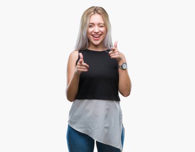 Sarışın genç kadın için fotoğraf makinesi ile mutlu ve komik yüz parmakları işaret izole arka plan üzerinde. İyi enerji ve vibes.