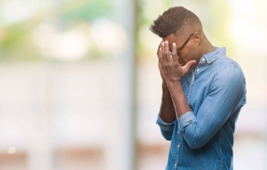 Afrikalı-Amerikalı genç yüz eller ile ağlayarak süre kapsayan üzgün ifade ile izole arka plan üzerinde. Depresyon kavramı.