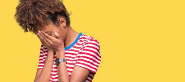 Güzel genç Afro-Amerikan kadın ağlayarak süre elleriyle yüzünü kapsayan üzgün ifade ile izole arka plan yüzünden. Depresyon kavramı.