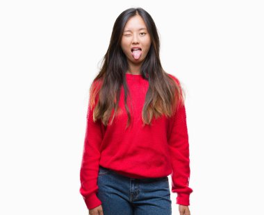 Dilini izole arka plan üzerinde kış kazak giyen genç Asyalı kadın out komik ifade ile mutlu. Duygu kavramı.