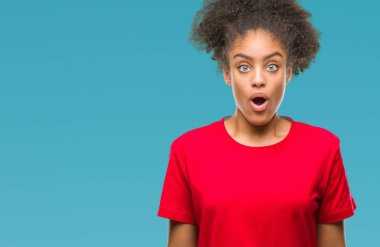Genç afro Amerikan kadın izole arka plan korkuyor ve sürpriz ifade ile şok yüzünden korku ve yüz heyecanlı.