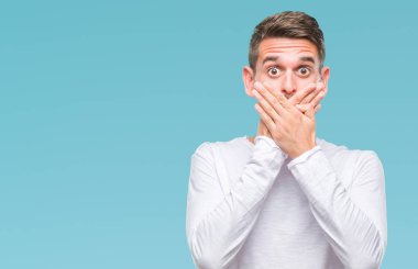 Yakışıklı delikanlı izole arka plan ağız hata için elleriyle kapsayan şok içinde. Gizli kavramı.