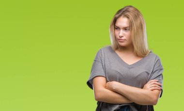 İzole arka plan şüpheci ve sinir, onaylamayan ifade yüz çapraz kolları olan genç beyaz kadın. Negatif kişi.