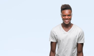 İzole arka plan ile bir mutlu ve güzel genç Afro-Amerikan adam yüzünde gülümseme. Şanslı kişi.