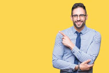 Genç iş adamı gözlük izole üzerinde işaretleme için reklam, ciddi ve sakin yüz gösterilen yan el parmak ile arka plan