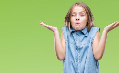 Genç güzel kız yüzünden izole arka plan clueless ve şaşkın bir ifadeyle kollar ve eller kaldırdı. Şüphe kavramı.