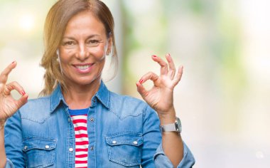 Orta yaş izole arka plan üzerine İspanyol kadın kıdemli sakin ol ve gülümseyen gözlerle parmak ile meditasyon jest yapıyor kapalı. Yoga kavramı.