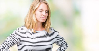 Giyen güzel genç kadın çizgili süveter mide üzerinde el ile izole arka plan üzerinde çünkü hazımsızlık, ağrılı hastalık hasta hissediyor. Ağrısı kavramı.