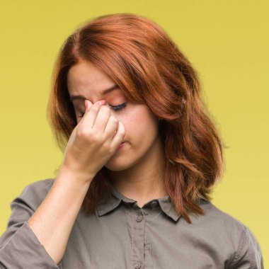 İzole arka burun ve göz yorgunluğu ve baş ağrısı duygu sürtünme yorgun genç güzel kadın. Stres ve hayal kırıklığı kavramı.