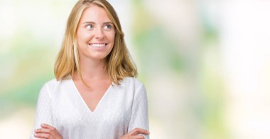 Güzel genç zarif kadın görünümlü yan ve dik dik bakma uzağa düşünce gülümseyen izole arka plan üzerinde.