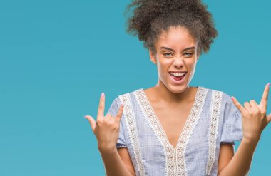 Genç afro Amerikan kadın deli ifade rock simge elle yapıyor ile bağırarak izole arka plan yüzünden. Müzik yıldızı. Ağır kavramı.