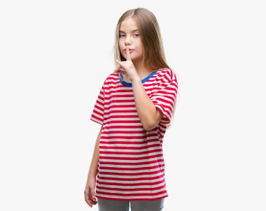 Genç güzel kız dudaklarında parmak ile sessiz olmanı izole arka plan yüzünden. Sessizlik ve gizli kavramı.