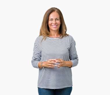 Arka plan eller üzerinde çizgili süveter giyen güzel orta yaş kadın birlikte izole ve rahat ve neşeli gülümseyen parmak çarpı işareti. Başarı ve iyimser