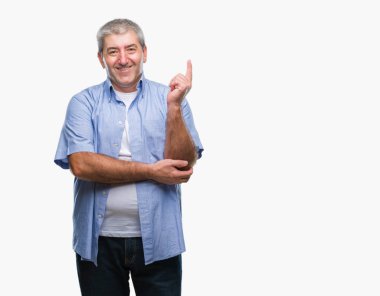 Kameraya bakarak yan el ve parmak ile işaret eden yakışıklı komuta sizde yüzünde kocaman bir gülümseme ile izole arka plan üzerinde.